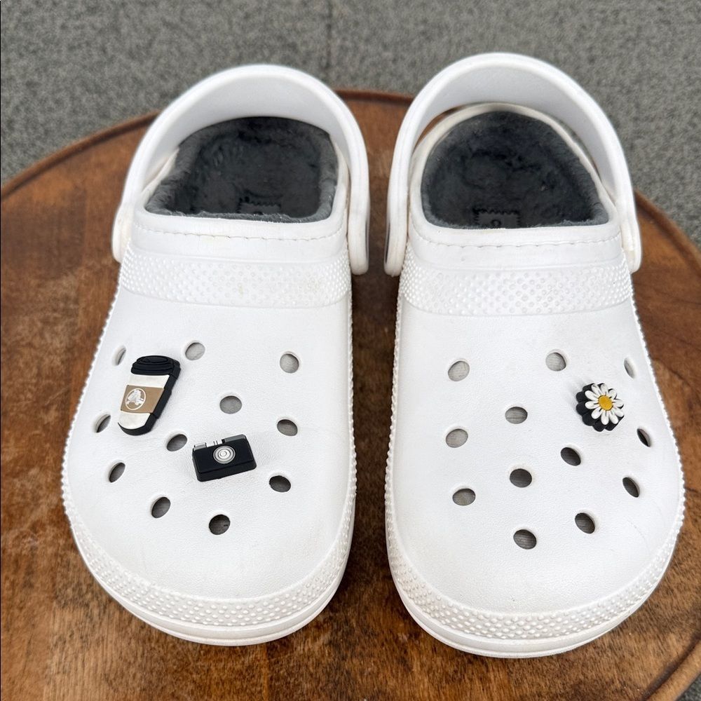CROCS Shoes Men 6 Wm 8 White Clogs Gray Faux Fur Lining Coffee Camera Daisy - Picture 3 of 11